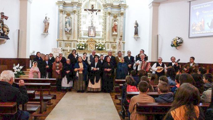 Cantares visitam igrejas